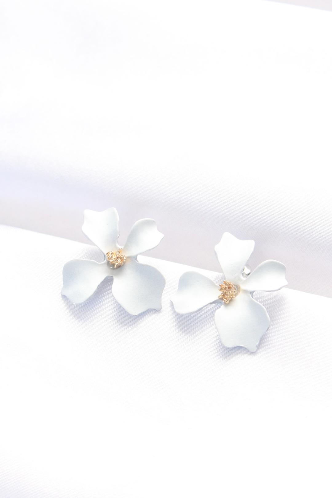 Beyaz Renk Taşlı Çiçek Küpe