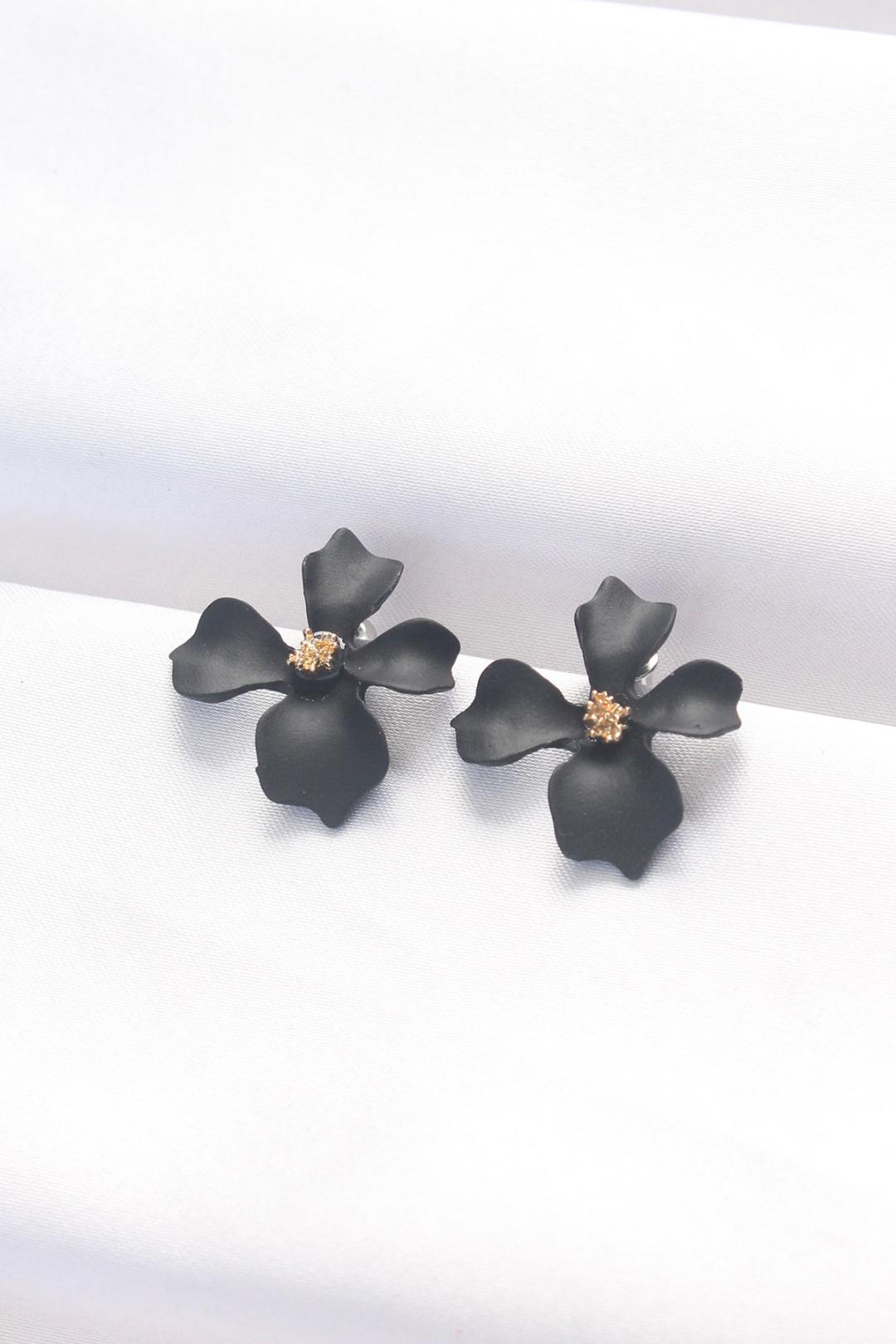 Siyah Renk Taşlı Çiçek Küpe